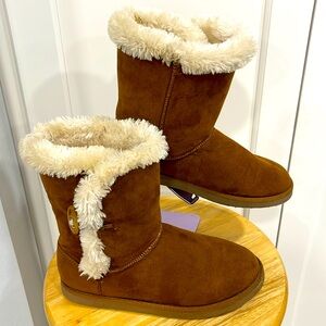 TARGET FAUX FUR BOOTS WOMEN SIZE 5 FLEECE SUEDE DESIGN WOODEN BUTTON-LOOP CLOSE